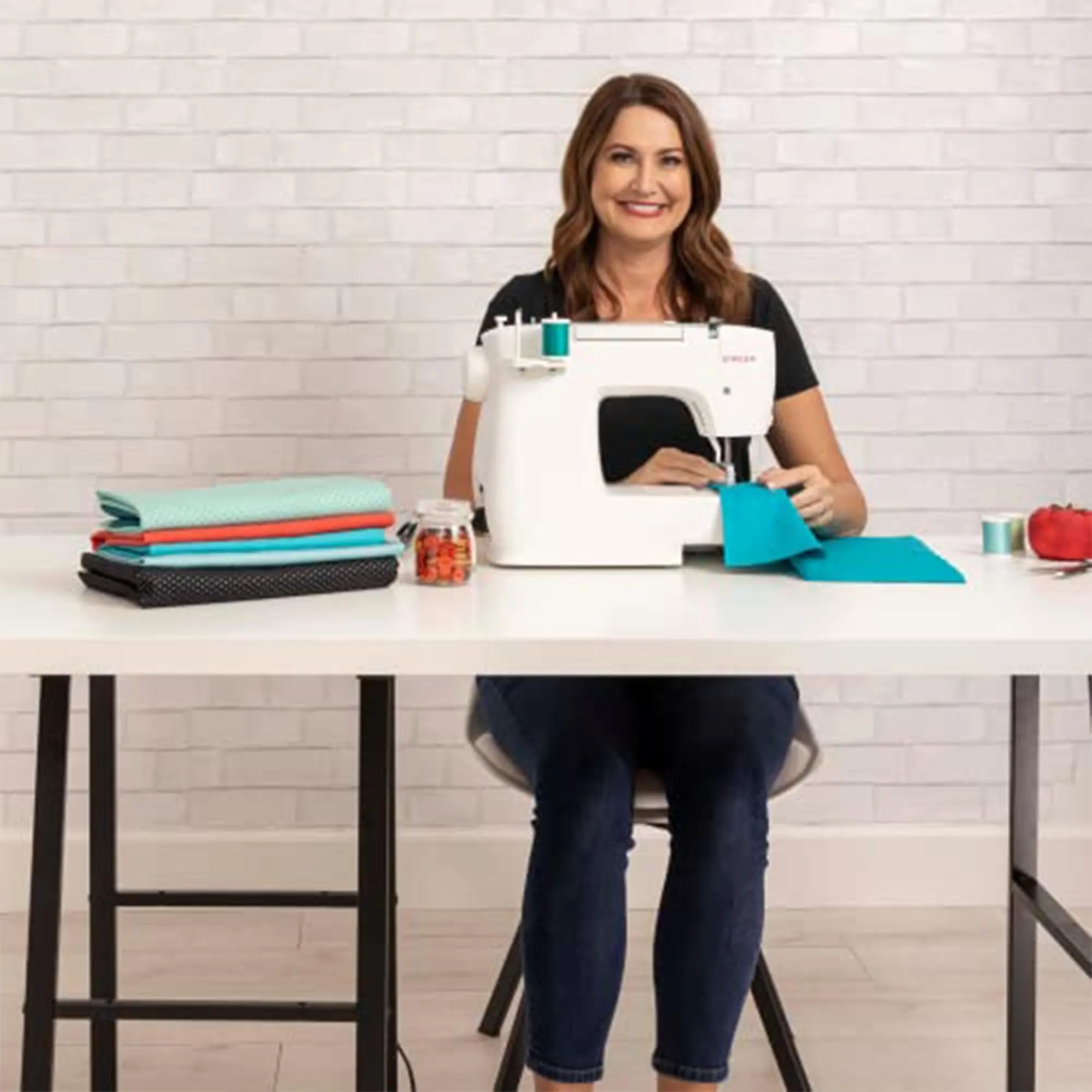 SINGER M2100 Lightweight & Compact Sewing Machine With 63 Stitch Applications, LED Light & Easy 4-step Buttonhole | Ideal for Mending and Sewing