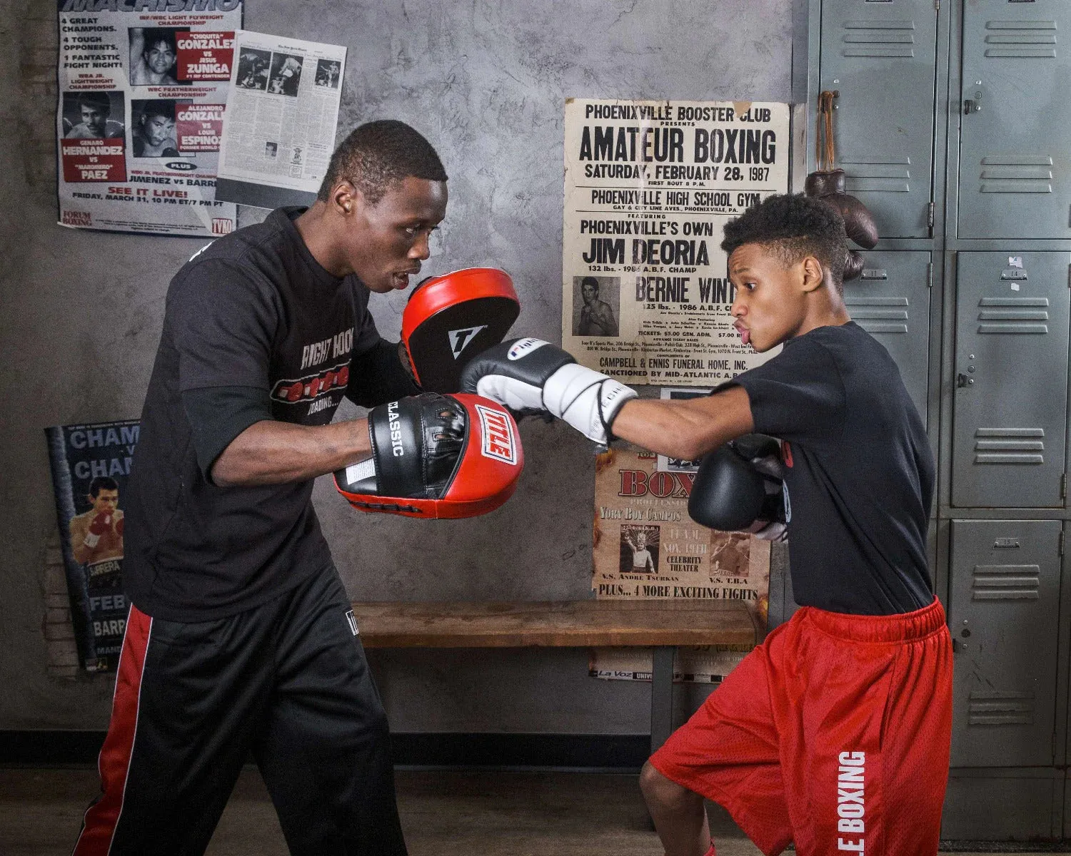 TITLE Boxing Classic Charge Focus Mitts